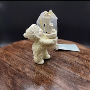 Department 56 Snowbabies Peace Collection “Lots of Gifts” Porcelain ornament